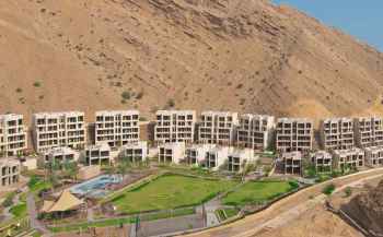 شقق وفلل للبيع في ولاية مسقط، على بعد نصف ساعة من مركز المدينة، ويوفر خيارات سكنية واستثمارية متنوعة